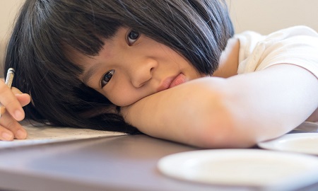 شیوه ی غلط دست گرفتن مداد از دلایل کندنویسی در کودکان کند نویسی, دلایل کند نویسی, کودکانی که کند مینویسند