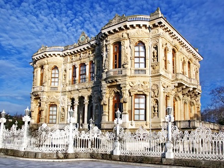 کاخ دلمه باغچه از بناهای دیدنی نزدیک به کاخ بیلربیی معماری کاخ بیلربیی, زمان بازدید از کاخ بیلربیی, کاخ بیلربیی