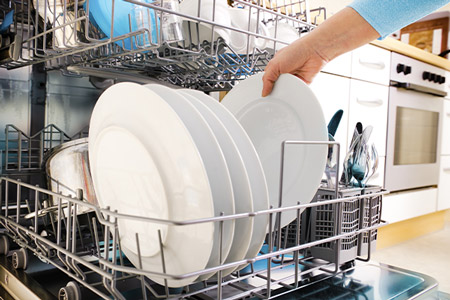 مات شدن ظروف در ماشین ظرفشویی،سفیدک زدن ظروف در ماشین ظرفشویی،دلیل سفیدک زدن ظروف در ماشین ظرفشویی