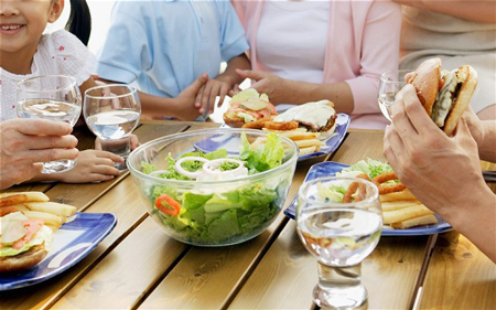 نوشیدن آب در بین غذا,عوارض خوردن اب در بین غذا
