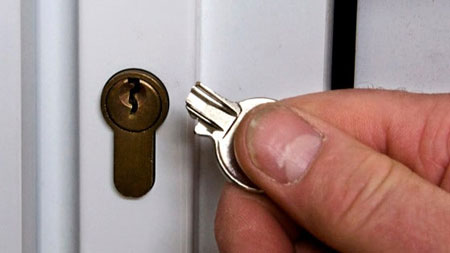 نحوه در آوردن کلید گیر کرده, نحوه در آوردن کلید شکسته در قفل, در آوردن کلید شکسته با انبردست