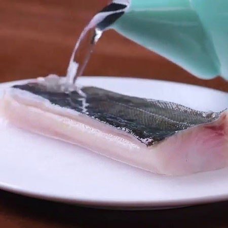 چگونه پوست ماهی را جدا کنیم,چگونه پوست ماهی یخ زده را جدا کنیم,طریقه پوست کندن ماهی