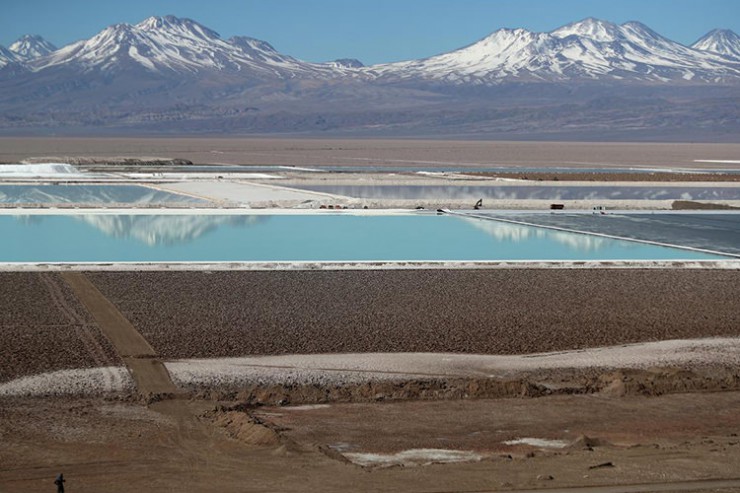 فولکس واگن و دایملر شرایط استخراج لیتیوم در شیلی را بررسی می‌کنند