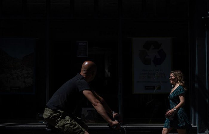 اثر نیمه-تاریک در یک عکس خیابانی