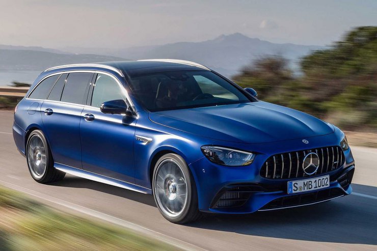 مرسدس بنز E63 S AMG با رنگ آبی در جاده‌ی کوهستانی