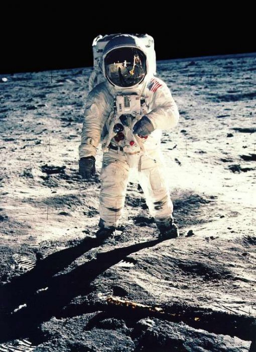 عکس گرفته شده از فضانورد Buzz Aldrin با تجهیزات مخصوص فضانوردی‌اش