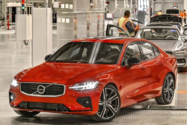 خودرو ولوو s60 / volvo s60 قرمز رنگ در حال خروج از خط تولید