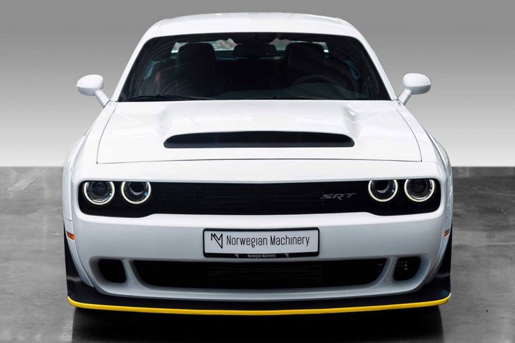 نمای جلو خودروی عضلانی / muscle car دوج دیمون / dodge demon سفید رنگ