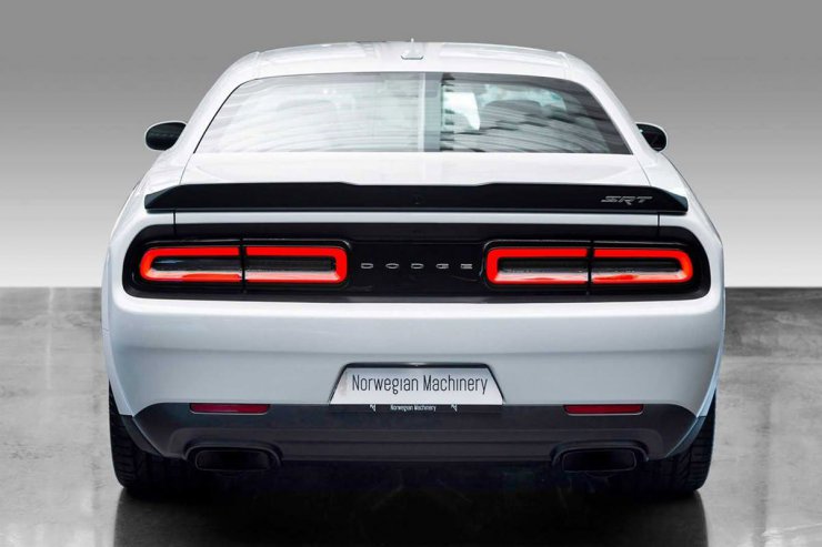 نمای عقب خودروی عضلانی / muscle car دوج دیمون / dodge demon سفید رنگ