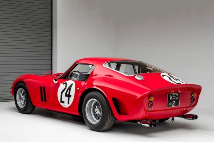 نمای عقب خودرو کلاسیک فراری / Ferrari 250 GTO قرمز رنگ