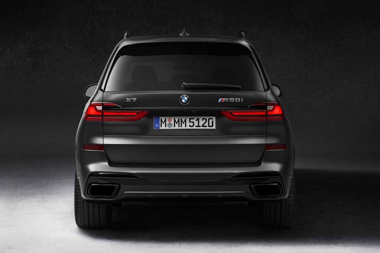 نمای عقب کراس اور / crossover بی ام و ایکس 7 نسخه دارک شادو / BMW X7 Dark Shadow Edition سیاه رنگ