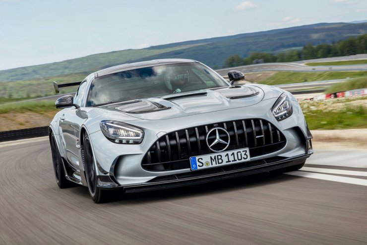 نمای جلو خودرو مرسدس amg gt سری بلک / Mercedes-AMG GT Black Series با رنگ نقره ای در پیست