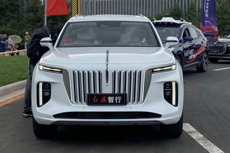 نمای جلو خودروی الکتریکی / electric car شاسی بلند / suv فاو هنگ چی / hongqi سفید رنگ