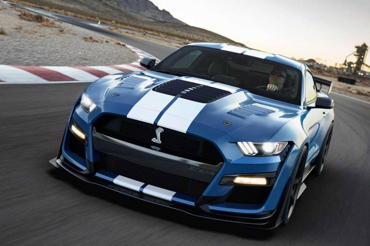 خودرو فورد موستانگ شلبی / Ford Mustang آبی رنگ در پیست