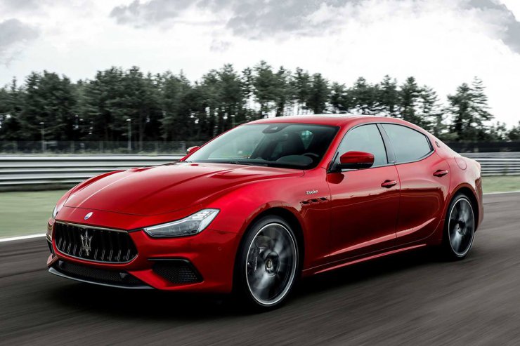 سدان مازراتی گیبلی تروفئو / maserati ghibli trofeo قرمز رنگ در پیست با زمینه درختان سبز