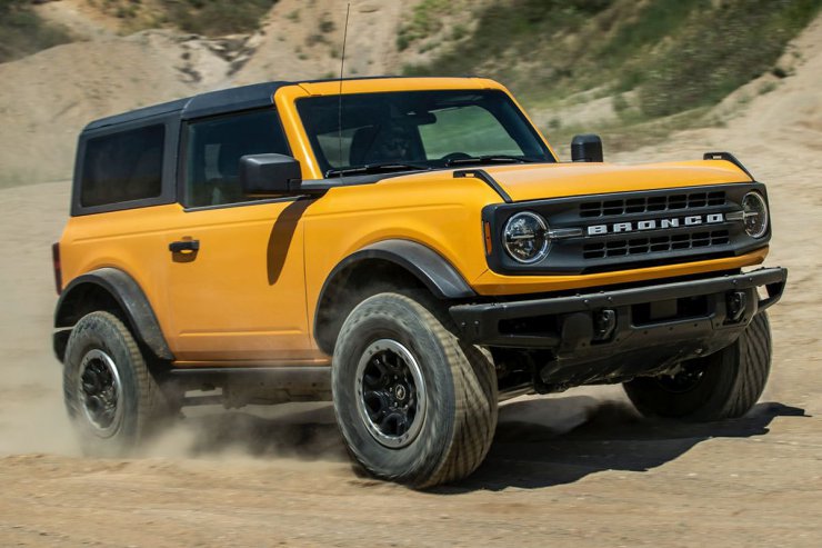 خودرو شاسی بلند آفرود فورد برونکو اسپرت / Ford Bronco off-road SUV زرد رنگ در مسیر ناهموار خارج از جاده