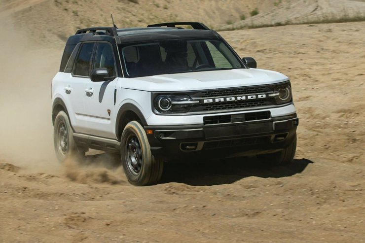 خودرو شاسی بلند آفرود فورد برونکو اسپرت / Ford Bronco off-road SUV سفید رنگ در مسیر ناهموار خارج از جاده