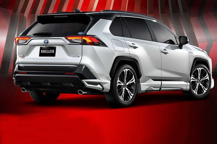 نمای عقب خودروی هیبریدی کراس اور تویوتا راو4 پرایم / Toyota RAV4 Prime crossover سفید رنگ با قطعات Modellista