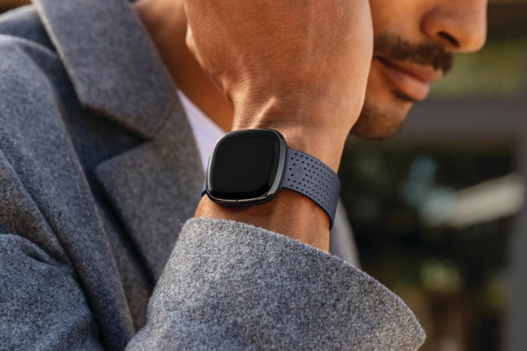 فیت بیت سنس / Fitbit Sense روی دست راست یک مرد