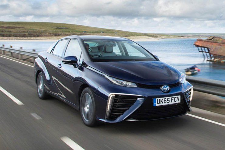 خودروی هیدروژنی تویوتا میرای / toyota mirai در کنار دریا