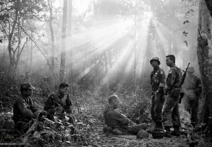 تصویری از اسیر آمریکایی در دستان مبارزان ویتکنگ‌ در ویتنام