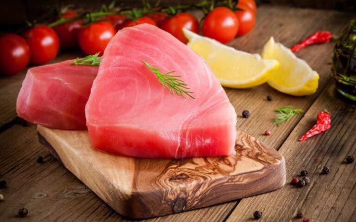 چه خوراکی‌هایی را نباید به‌صورت خام یا نارس بخوریم - ماهی تن