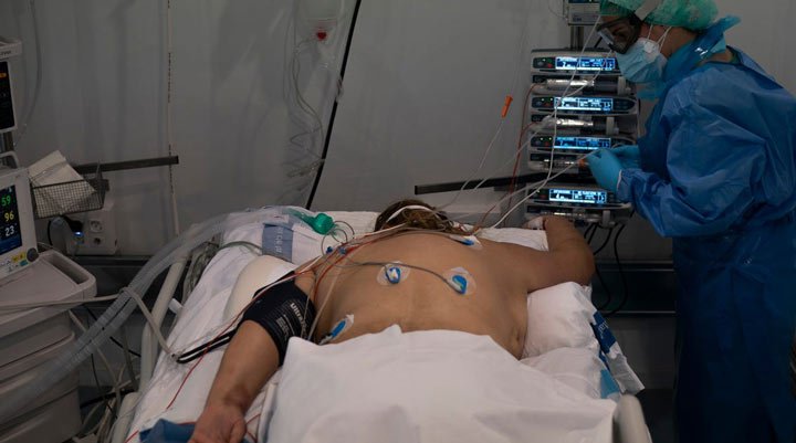 مراقبت از بیماران مبتلا به کووید-۱۹ در بیمارستان - بیمار زیر دستگاه ونتیلاتور