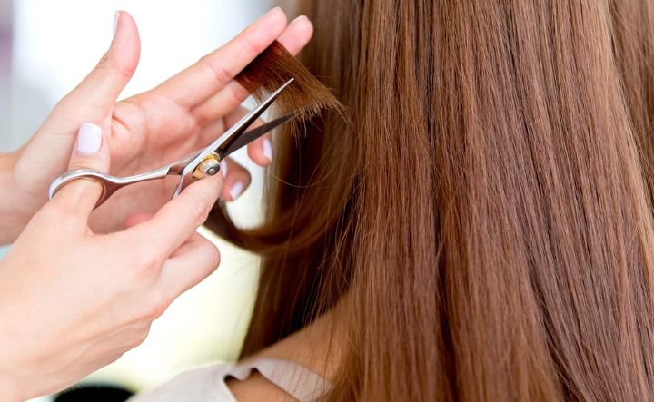 کوتاه کردن موها برای درمان خشکی مو