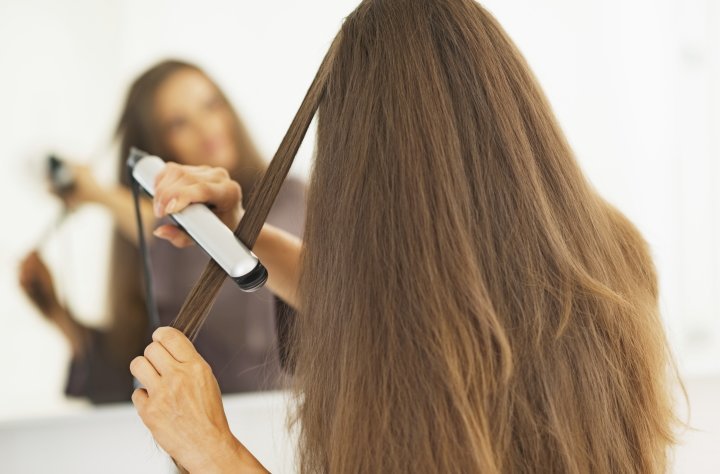 درمان خشکی مو - استفاده نکردن از اتوی مو برای جلوگیری از خشکی موها
