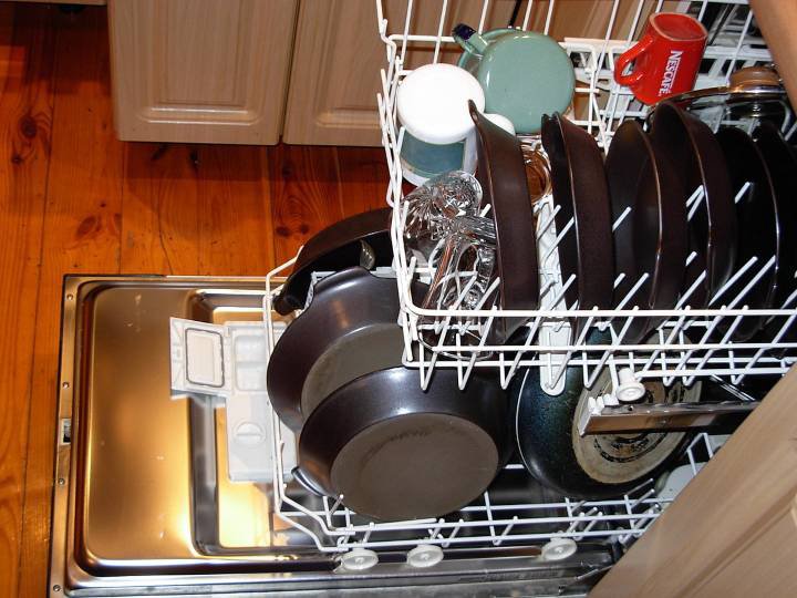 ماشین ظرفشویی را بیش از حد پر نکنید - تمیز کردن آشپزخانه