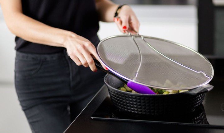 استفاده از درپوش اسپلتر اسکرین برای جلوگیری از پاشیدن روغن - تمیز کردن آشپزخانه