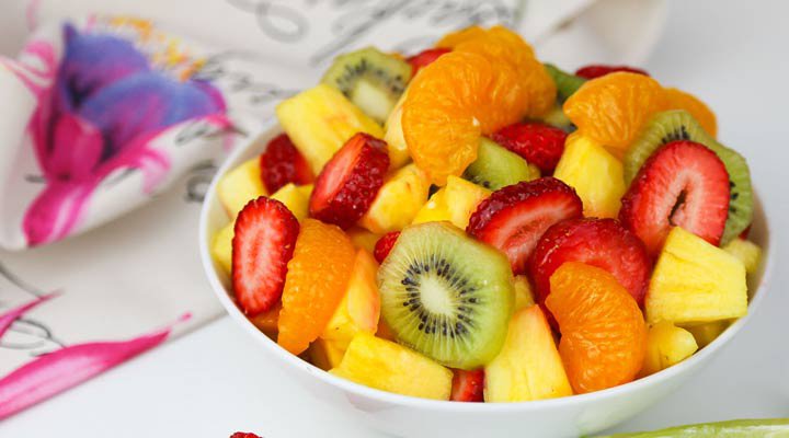 سالاد میوه یکی از ۸ خوراکی سالم و مغذی برای زمان فیلم دیدن و دورهمی‌ها است.