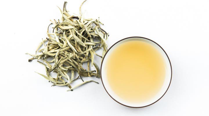 ۱۲ دمنوش برای سرماخوردگی - چای سفید محتوی آنتی‌اکسیدان‌ها و ترکیباتی است که با علائم سرماخوردگی می‌جنگند.