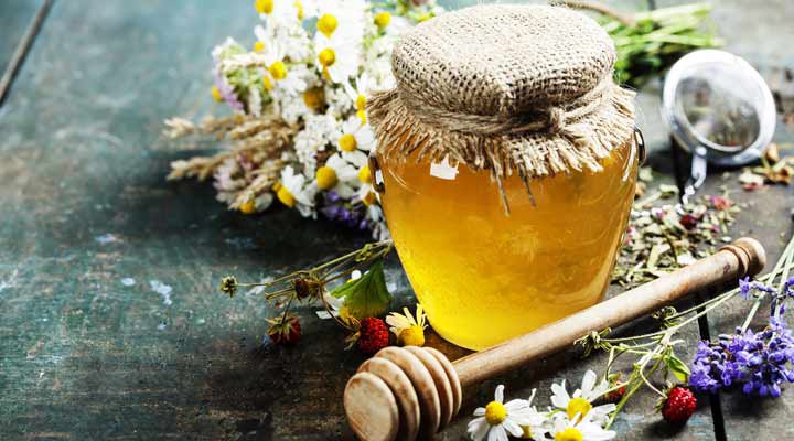 ۱۲ دمنوش برای سرماخوردگی - عسل می‌تواند به سرکوب سرفه‌های ناشی از سرماخوردگی کمک بکند.
