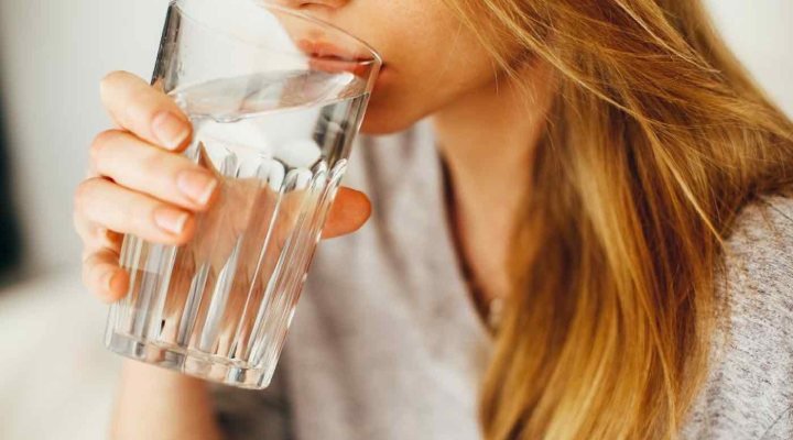 درمان خانگی گلودرد ـ ‌نوشیدن مایعات فراوان