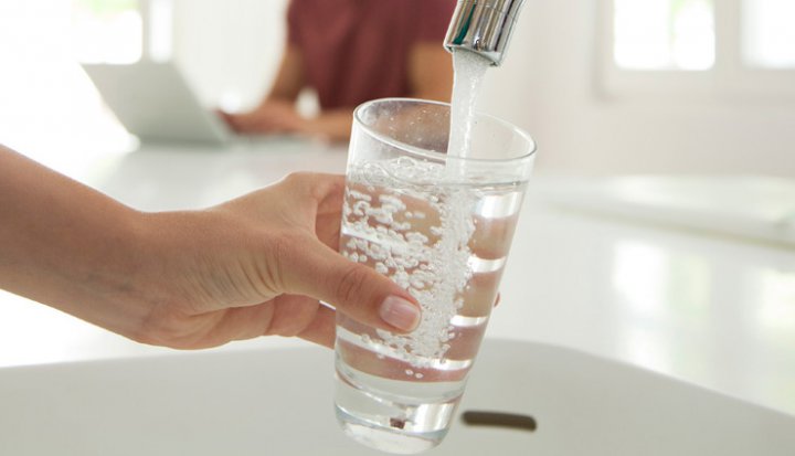 علت صدای شکم - نوشیدن آب یک روش درمان است