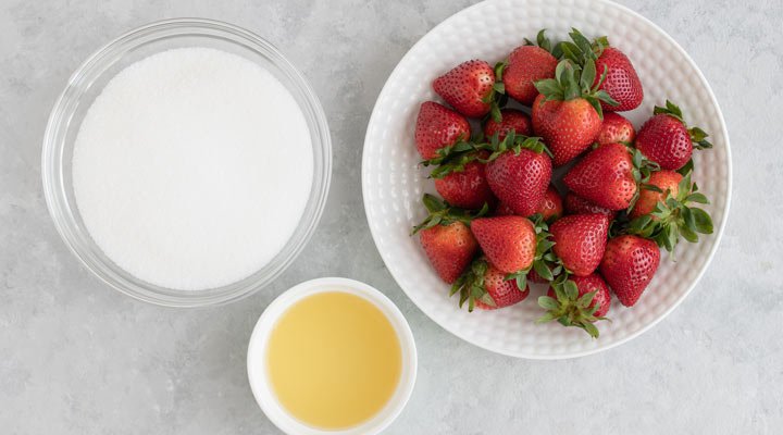 طرز تهیه مربای توت فرنگی - برای تهیه مربای توت فرنگی تنها به توت فرنگی و شکر و لیمو ترش نیاز دارید.