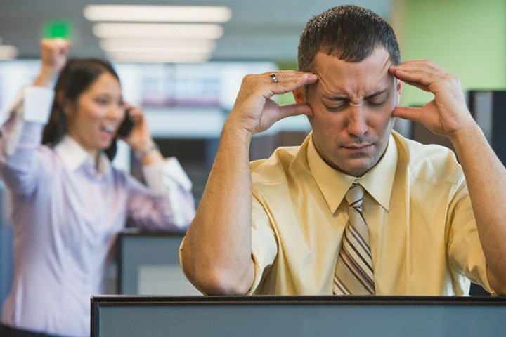 عادت آزار دهنده در محیط کار، صحبت کردن با تلفن به صدای بلند