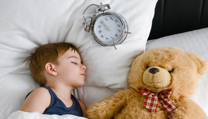 ساعت خواب کودکان؛ بایدها و نبایدها هنگام به رخت‌خواب فرستادن کودک