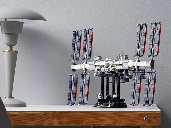 ساخت ایستگاه فضایی بین المللی با لگو و ارسال آن به فضا [تماشا کنید]