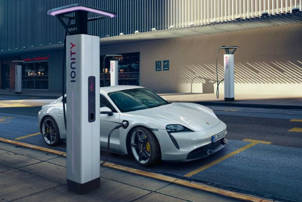 مقایسه سرعت شارژ پورشه تایکان و تسلا مدل 3؛ باتری کدام یک سریع تر شارژ می شود؟