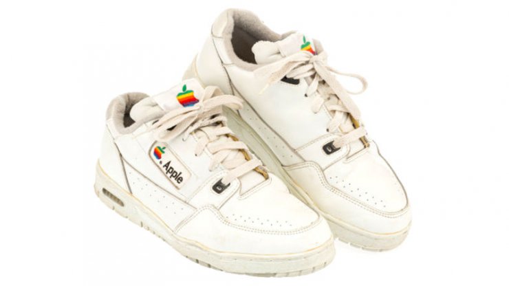 حراج کفش قدیمی با لوگوی کلاسیک اپل؛ فروش به قیمت 10 هزار دلار