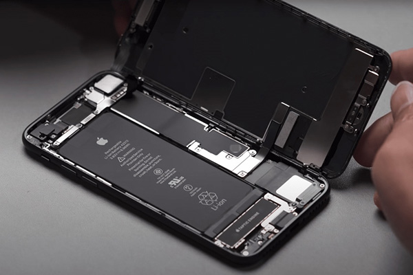 کالبدشکافی آیفون SE جدید: تعویض مادربرد با آیفون ۸ امکان پذیر است؟ [تماشا کنید]