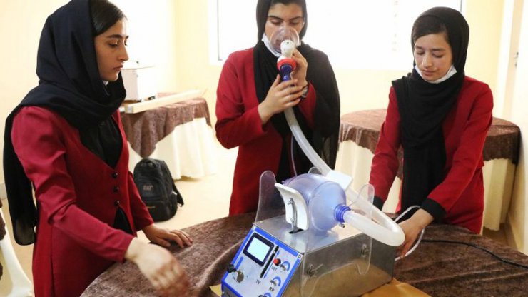 تیم رباتیک دختران افغان از یک دستگاه تنفس مصنوعی ارزانقیمت رونمایی کرد
