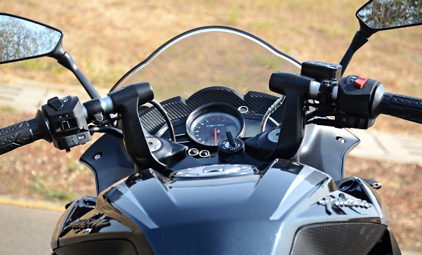 بررسی موتورسیکلت پالس RS200؛ مزایا، معایب و قیمت در بازار