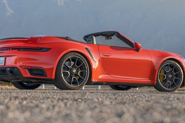 رقابت داغ پورشه 911 توربو S، مک لارن 720S و مرسدس AMG GT R در بازار سرد صنعت خودروسازی جهان