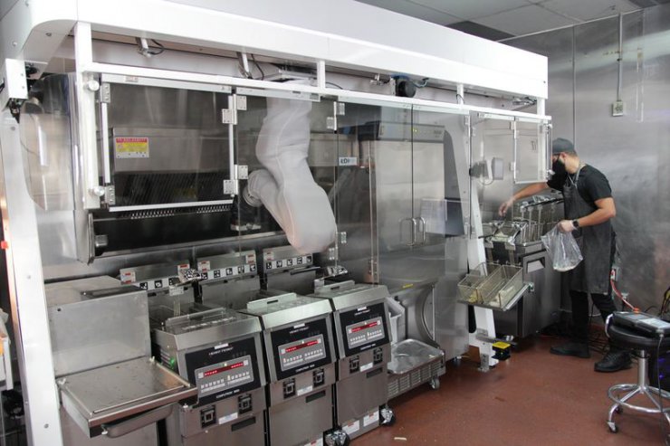 این ربات آشپز ۳۰ هزار دلاری پخت سیب زمینی و همبرگر را آسان می‌کند