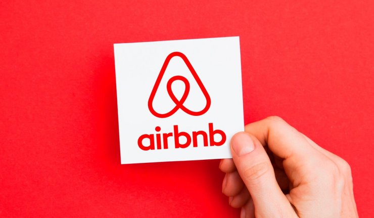 جانی آیو به استخدام Airbnb درآمد