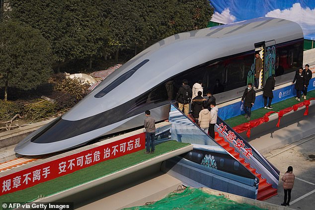 رونمایی چین از نمونه اولیه قطار برقی با سرعت 620 کیلومتر در ساعت