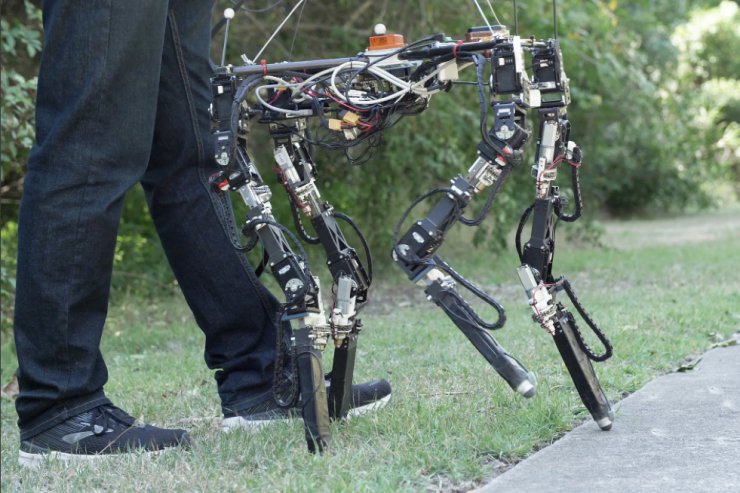 ساخت رباتی که طول پای خود را در مواجهه با سطوح مختلف تنظیم می‌کند
